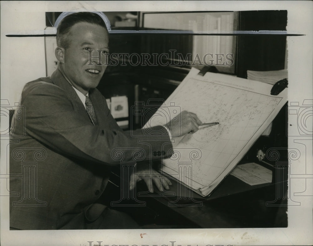 1934 Press Photo Weatherman Milton Davis at Washington DC - neo22170