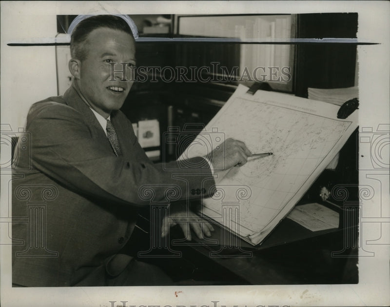 Load image into Gallery viewer, 1934 Press Photo Weatherman Milton Davis at Washington DC - neo22170

