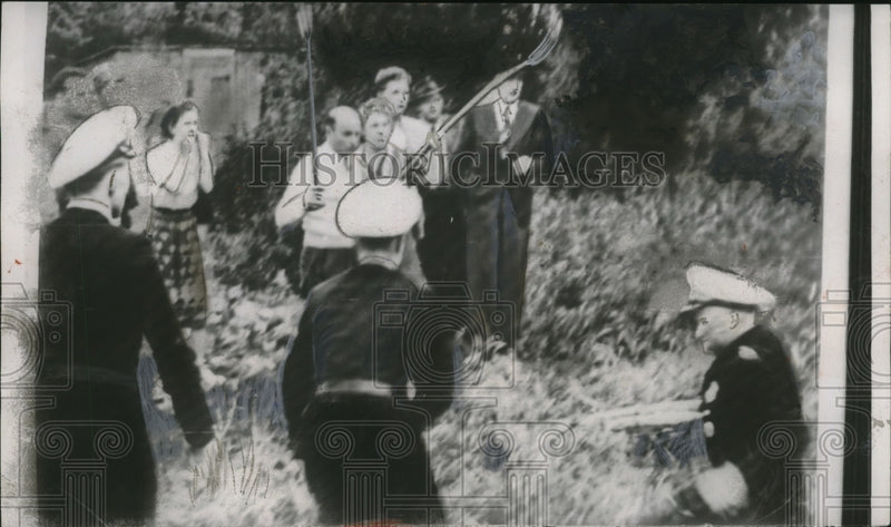 Load image into Gallery viewer, 1954 Press Photo Remethaven, Germany angry tenants defend their home from Police
