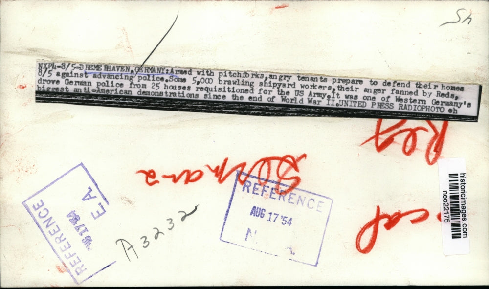 1954 Press Photo Remethaven, Germany angry tenants defend their home from Police