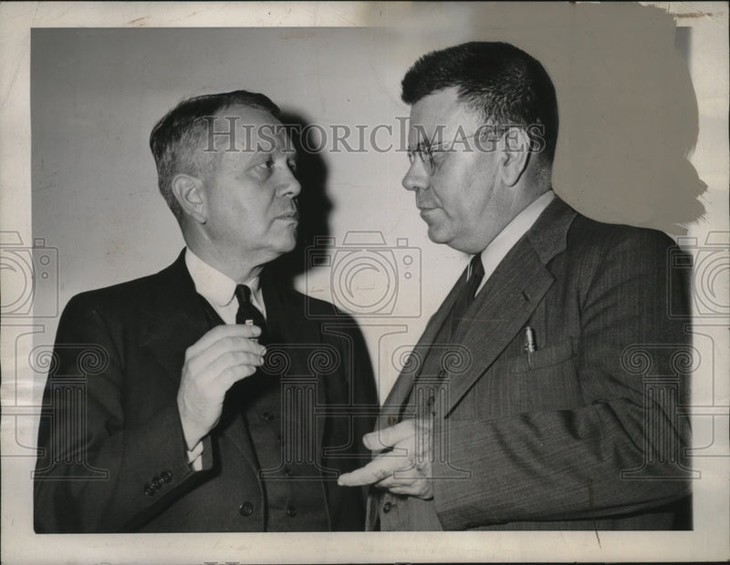 Load image into Gallery viewer, 1945 Press Photo Dr. H.C. Wrey with Dr. Edward Condon Senate Atomic energy Comm
