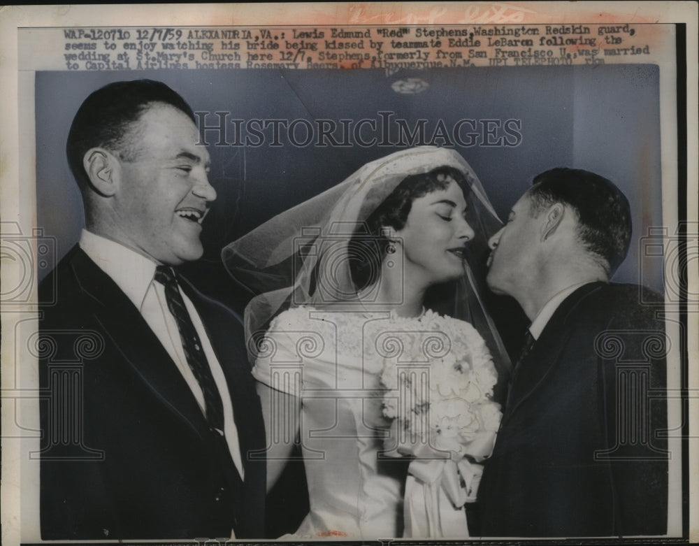 1959 Press Photo Lewis Rosemary Beers being kissed by Eddie LaBaron - neo22231