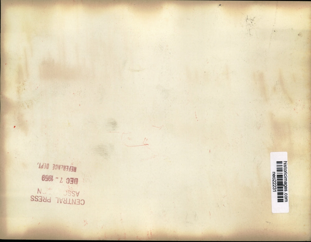 1959 Press Photo Lewis Rosemary Beers being kissed by Eddie LaBaron - neo22231