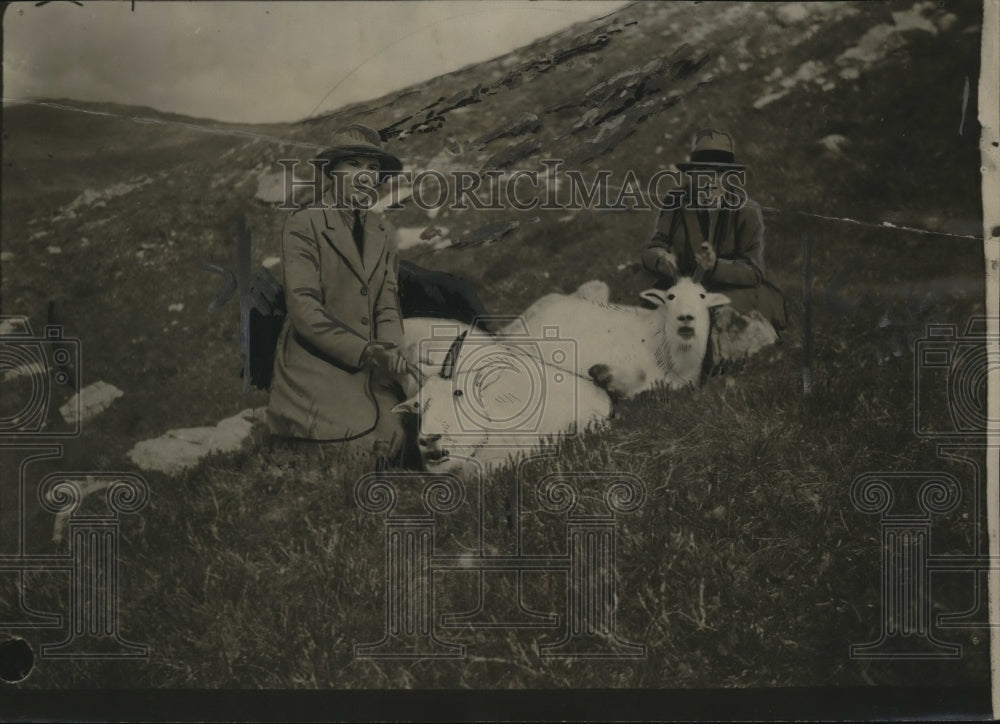 1923 Press Photo Lady Girle and daughter with their trophy Mountain Goats