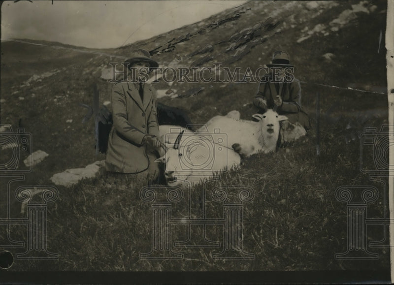 Load image into Gallery viewer, 1923 Press Photo Lady Girle and daughter with their trophy Mountain Goats
