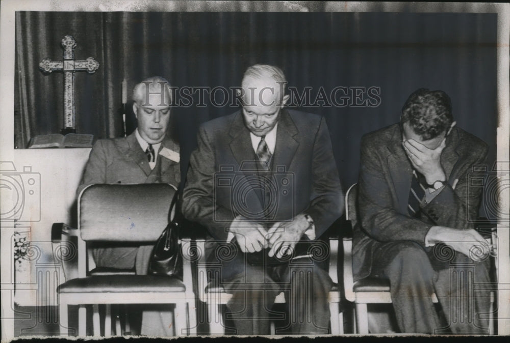1953 Press Photo President Eisenhower prays during the URW meeting - neo22267
