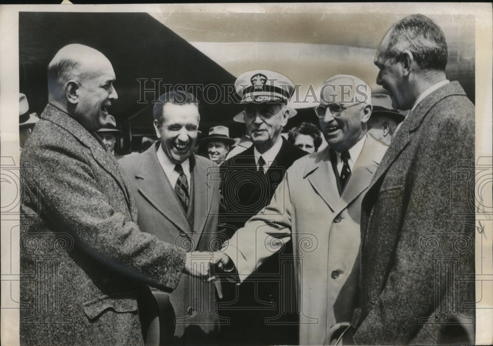 1850 Press Photo Pres. Truman greets cabinet members at Washington Airport