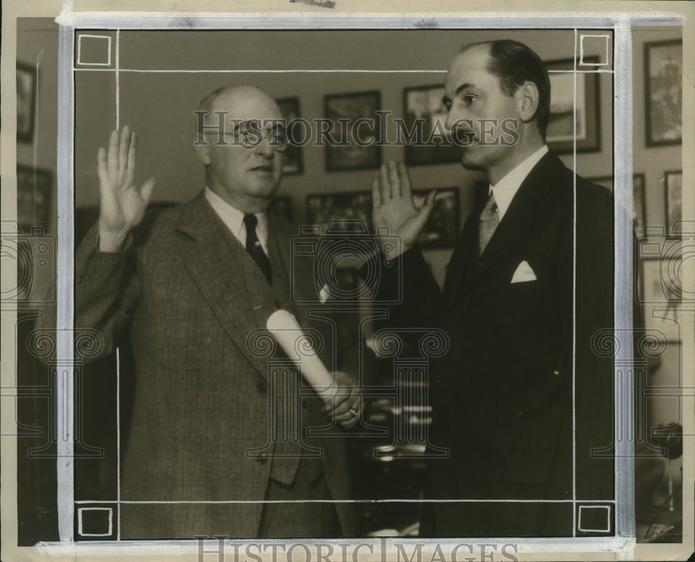 1930 Press Photo George Wallace swears in Daniel Miller as Cleveland judge