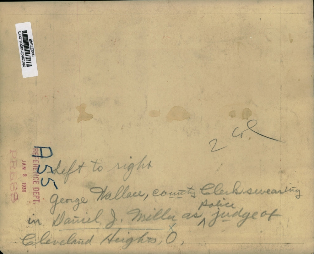 1930 Press Photo George Wallace swears in Daniel Miller as Cleveland judge