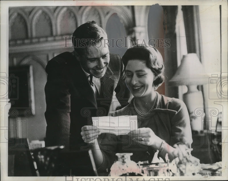 Load image into Gallery viewer, 1960 Press Photo Princess Margaret &amp; Anthony Armstrong Jones in England

