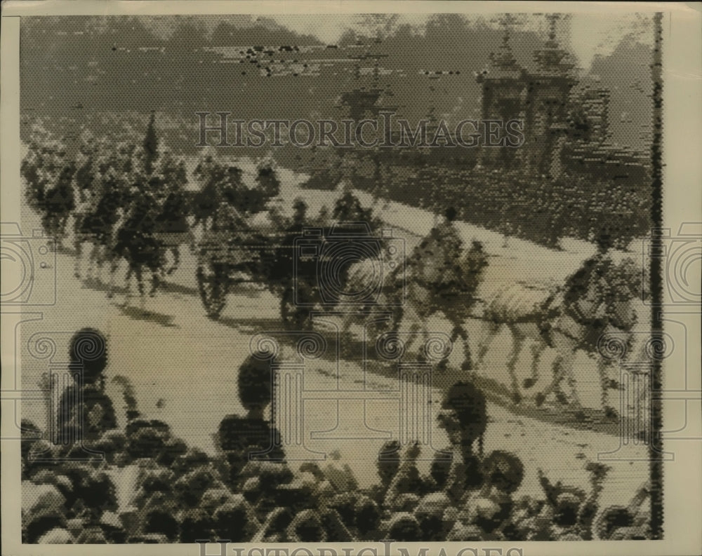 1935 Press Photo Britons See King George & Queen Mary Leave Palace to Celebrate