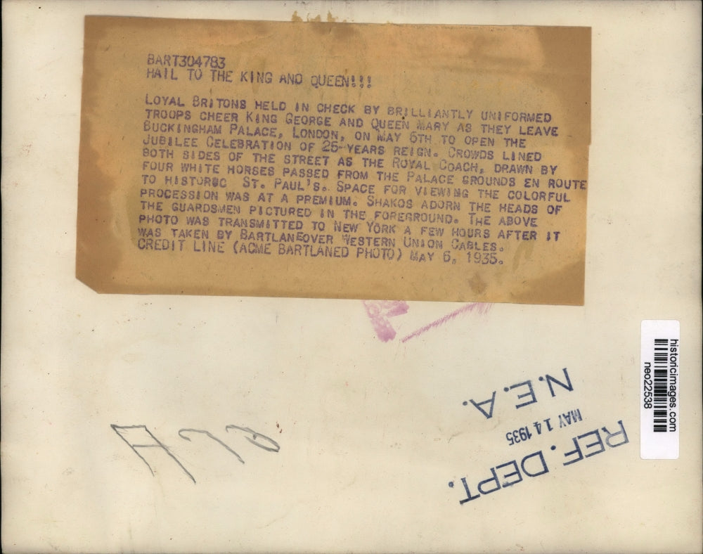 1935 Press Photo Britons See King George & Queen Mary Leave Palace to Celebrate