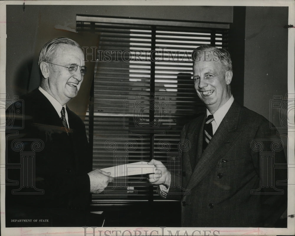 1946 Press Photo Relief Group Thanks McCabe for Surplus Purchase Cooperation