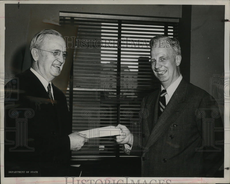Load image into Gallery viewer, 1946 Press Photo Relief Group Thanks McCabe for Surplus Purchase Cooperation
