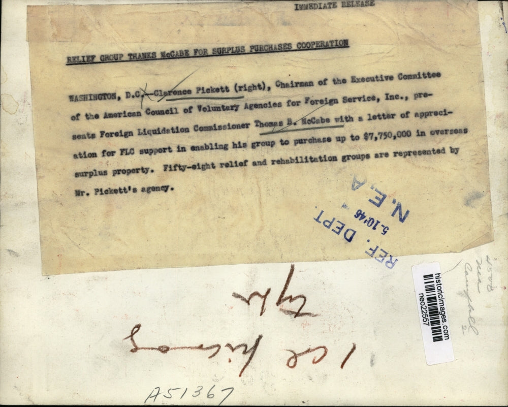 1946 Press Photo Relief Group Thanks McCabe for Surplus Purchase Cooperation