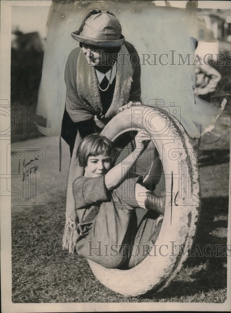 1921 Press Photo Teddy Ayres & Anna Johansen play with a tire for a game