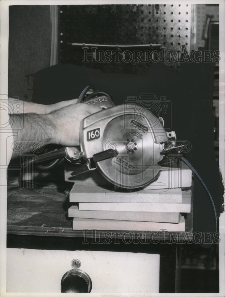 Load image into Gallery viewer, 1961 Press Photo 6 1/2" Circular Power Saw (Handsaw) - neo22666
