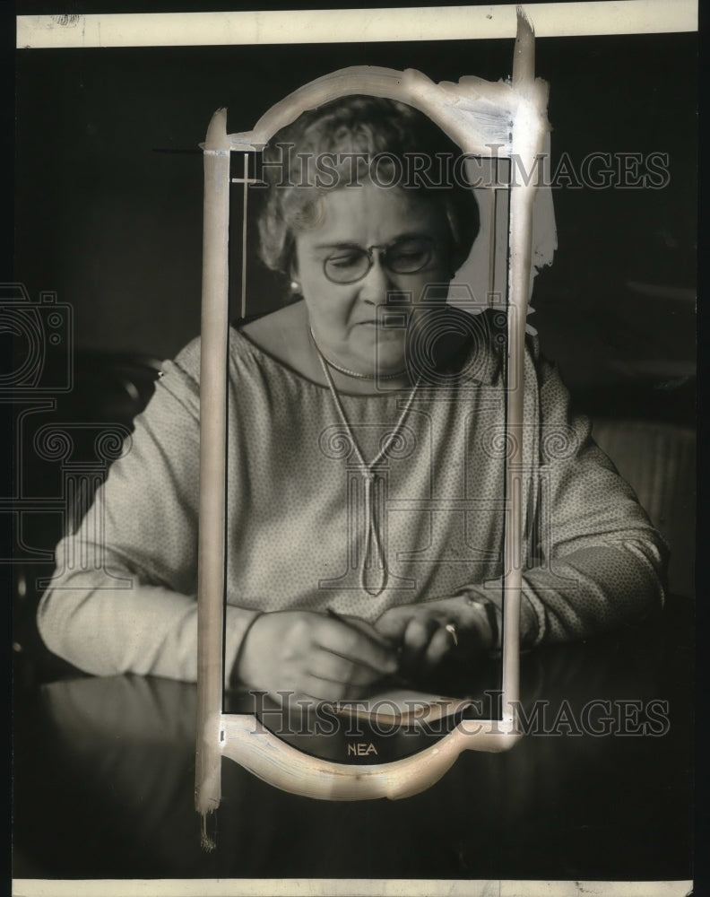 Load image into Gallery viewer, 1927 Press Photo Mrs. Margaret Connell, Foreman of Kales Jury - neo22671
