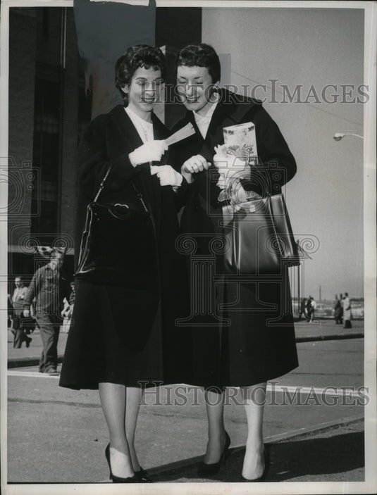 1959 Press Photo Nancy Robals, Kathy Keskemety at National Bank - neo22872