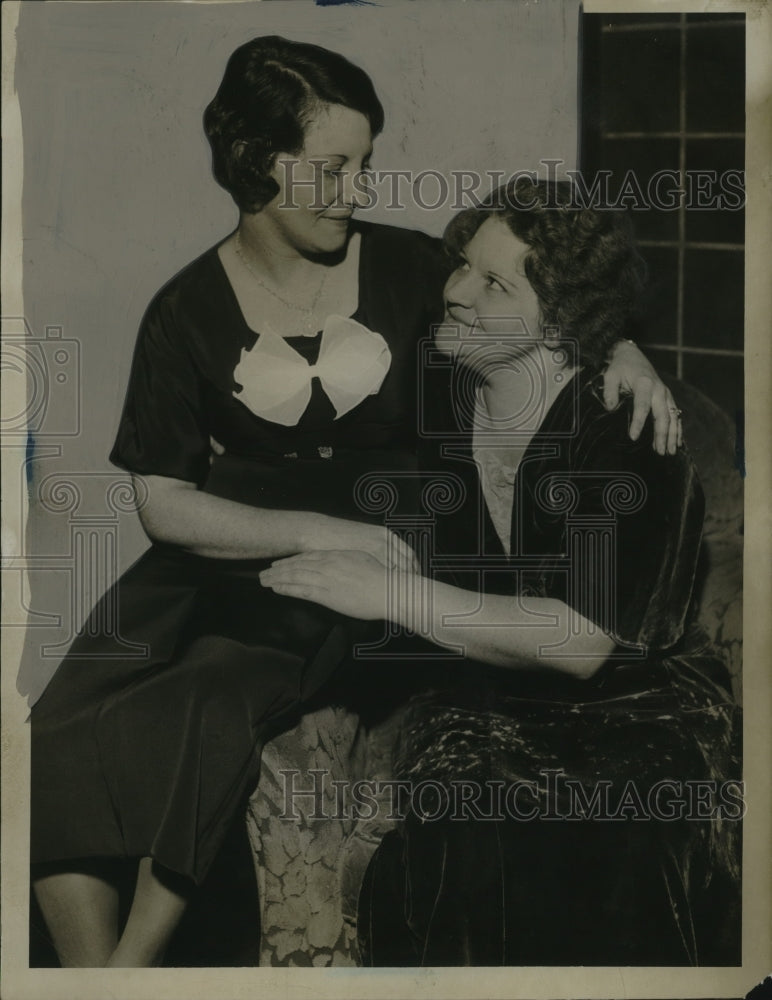 1933 Press Photo Sisters Margaret Hartwell, Helen Fogel Reunited - neo22895