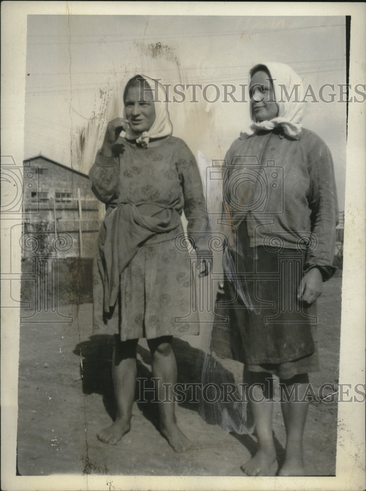 1931 Press Photo Peasant Girls Receive Lipstick - neo22914