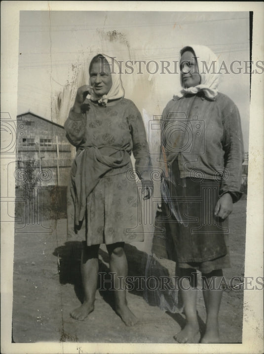 1931 Press Photo Peasant Girls Receive Lipstick - neo22914