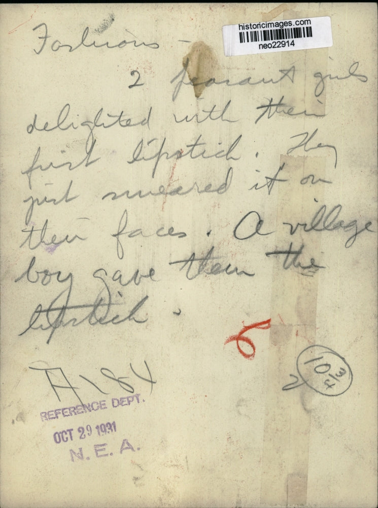 1931 Press Photo Peasant Girls Receive Lipstick - neo22914