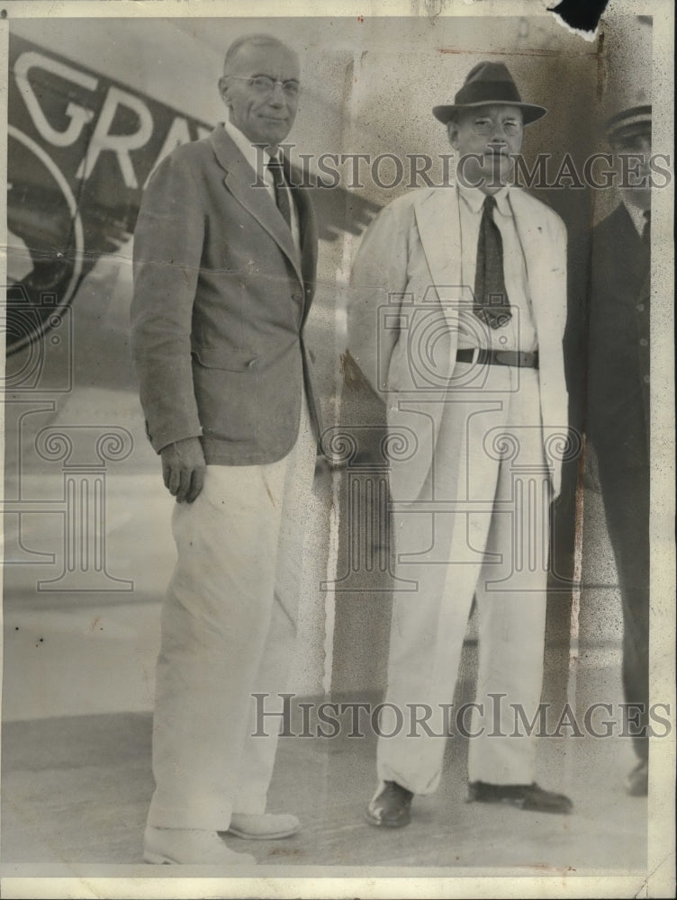 1939 Press Photo Alfred M. Landon catches plane with Frederick B. Williams