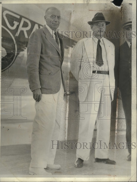1939 Press Photo Alfred M. Landon catches plane with Frederick B. Williams