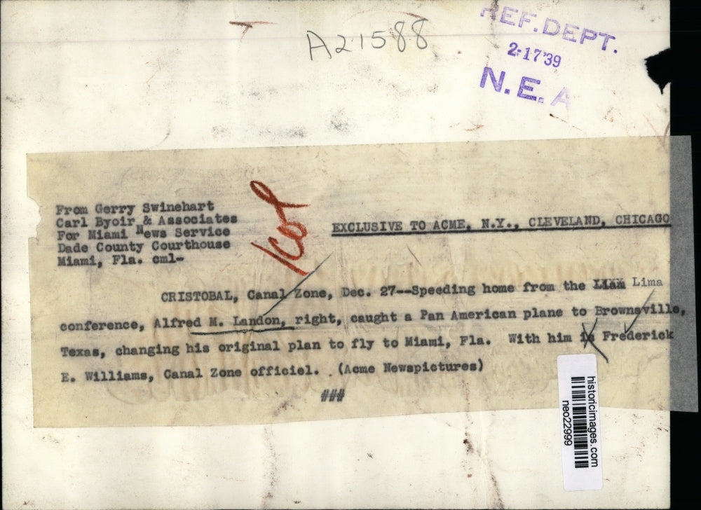 1939 Press Photo Alfred M. Landon catches plane with Frederick B. Williams