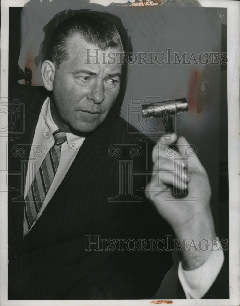 Load image into Gallery viewer, 1960 Press Photo Mark McElery at a business meeting - neo23233

