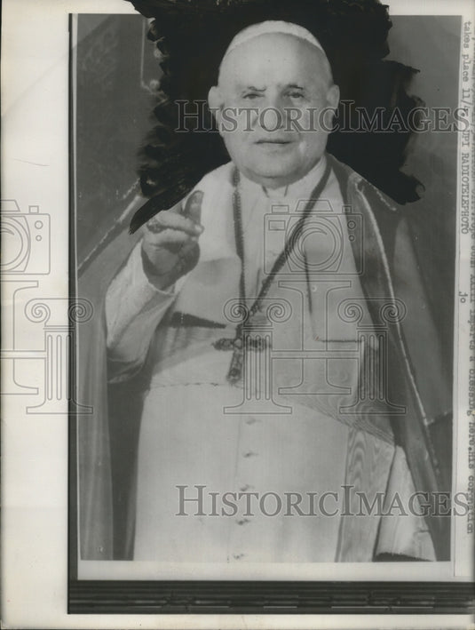 1958 Press Photo Pope gives his blessings - neo23326