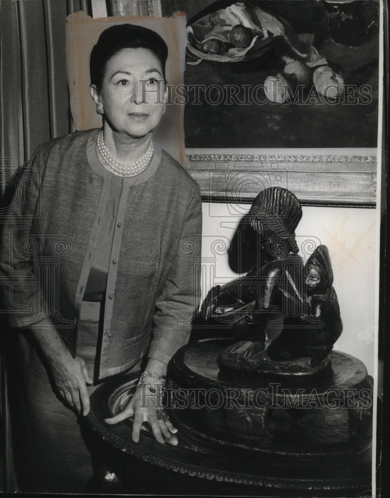 1965 Press Photo Mala Rubinstein in Her Living Room By Statue by Emilio Greco- Historic Images