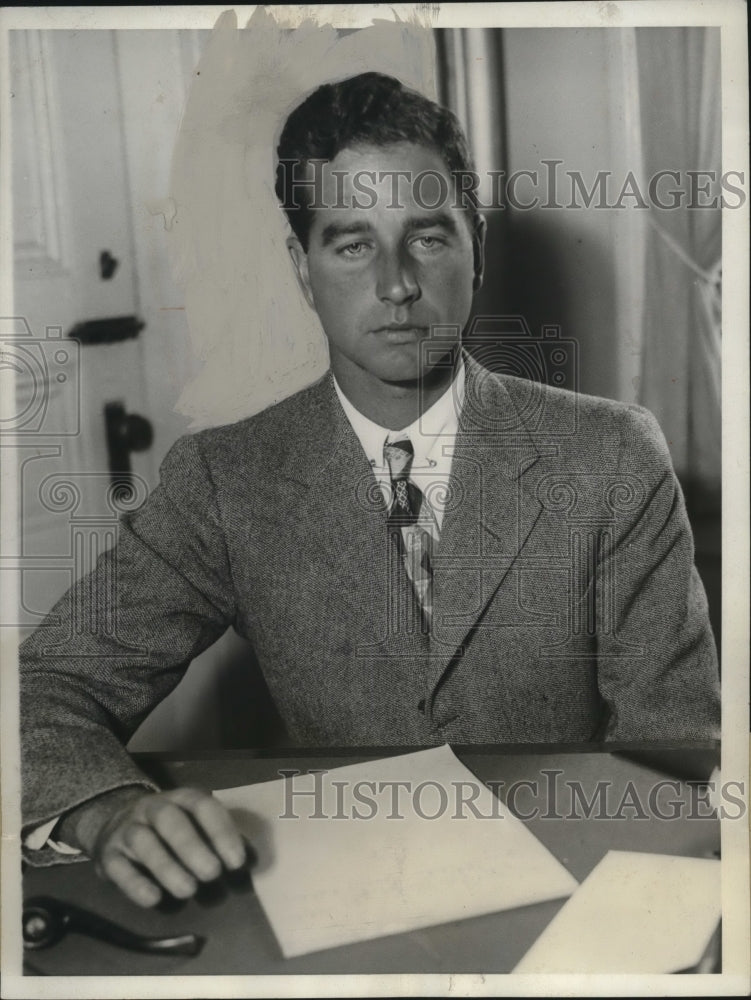 Load image into Gallery viewer, 1932 Press Photo Cornelius Vanderbilt Whitney, Millionaire, at Garden City Hotel
