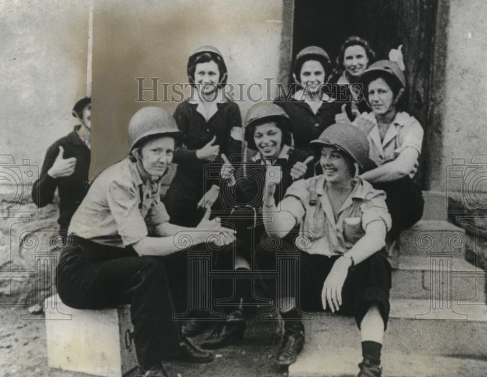 1942 Press Photo Overseas US Women Nurses in North Africa Outside Headquarters