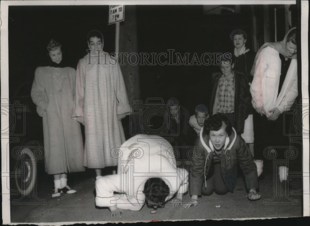 1956 Press Photo Delores Nichols & Irene Lucas, Waitresses, Lose Political Bet- Historic Images
