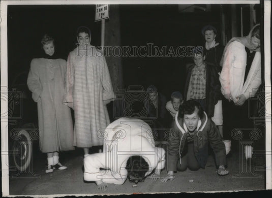 1956 Press Photo Delores Nichols & Irene Lucas, Waitresses, Lose Political Bet- Historic Images