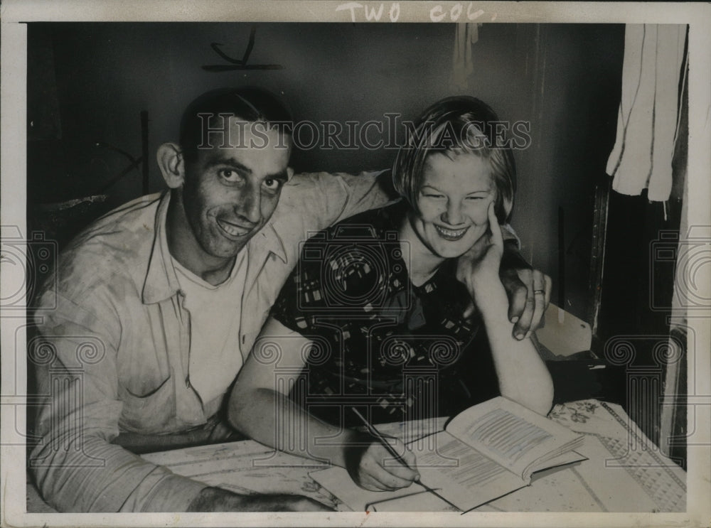 1937 Press Photo Albert Studley & Child Bride Flora Belle Knight, Rhode Island