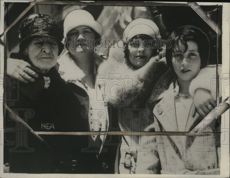 Load image into Gallery viewer, 1929 Press Photo Mrs Bardon Tevlin Takes First Flight on 97th Birthday

