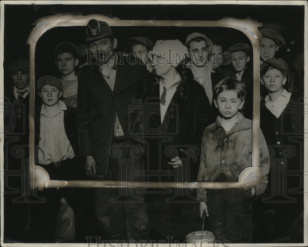 1930 Press Photo Oliver Baker Reunited w/ Family, Wolf Run Mine Shaft Accident