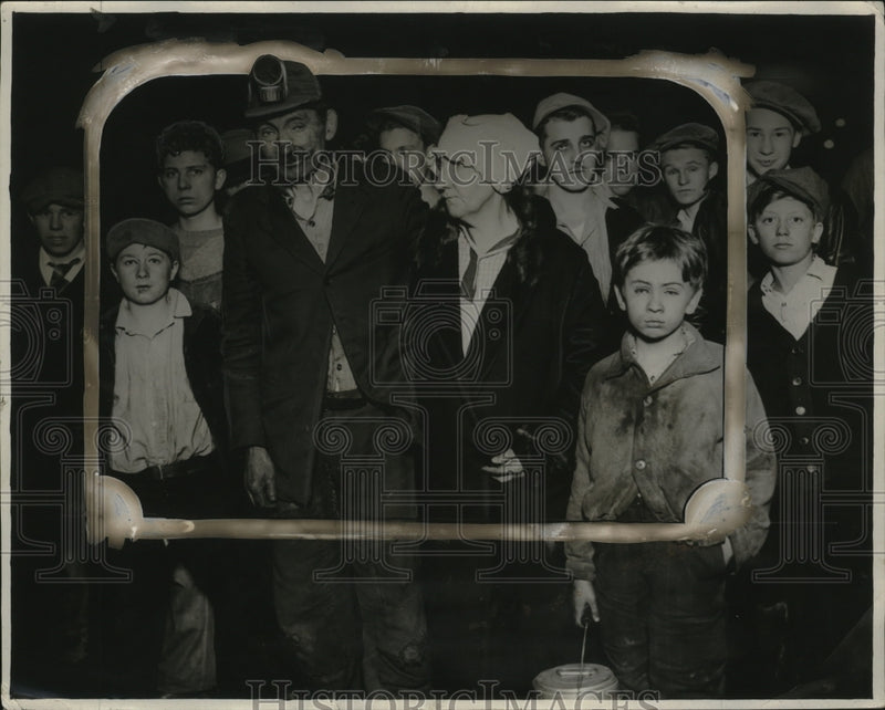Load image into Gallery viewer, 1930 Press Photo Oliver Baker Reunited w/ Family, Wolf Run Mine Shaft Accident
