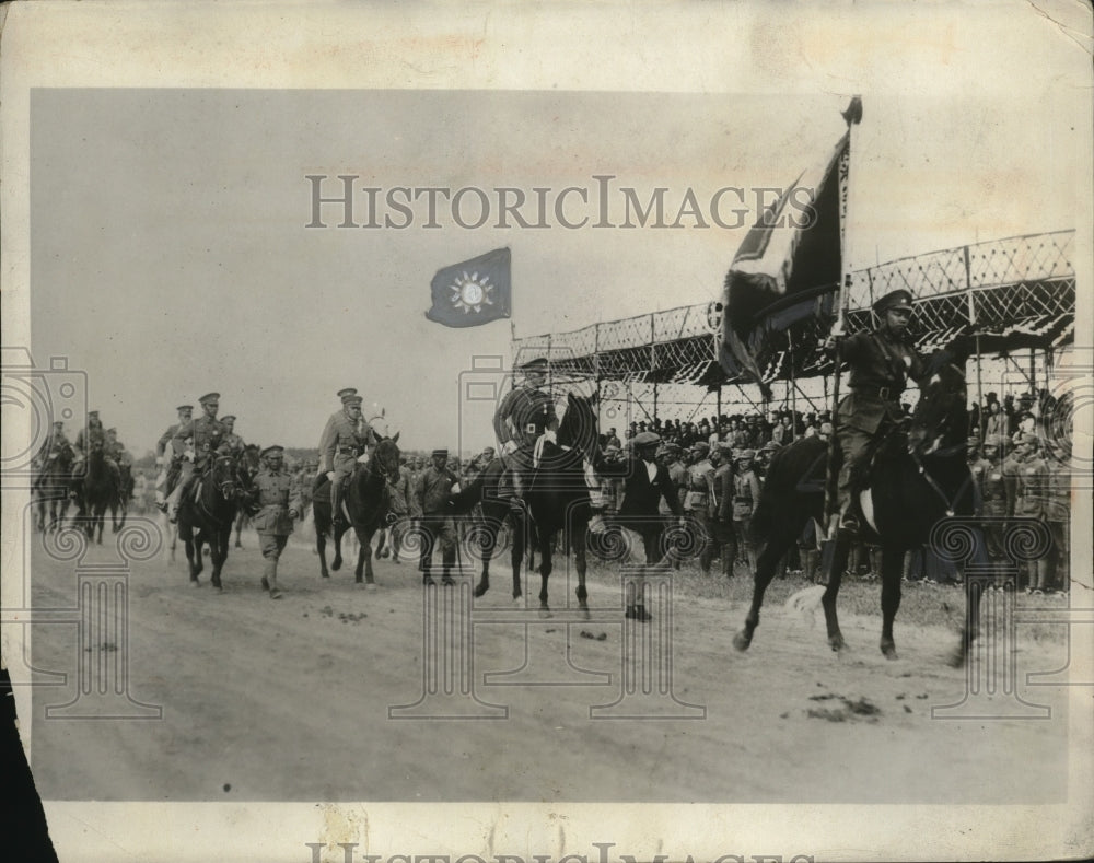 1931 Press Photo Soldiers on horses carrying banners - neo23717