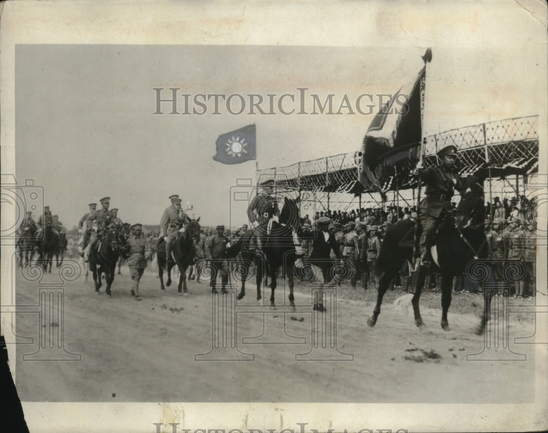 Load image into Gallery viewer, 1931 Press Photo Soldiers on horses carrying banners - neo23717
