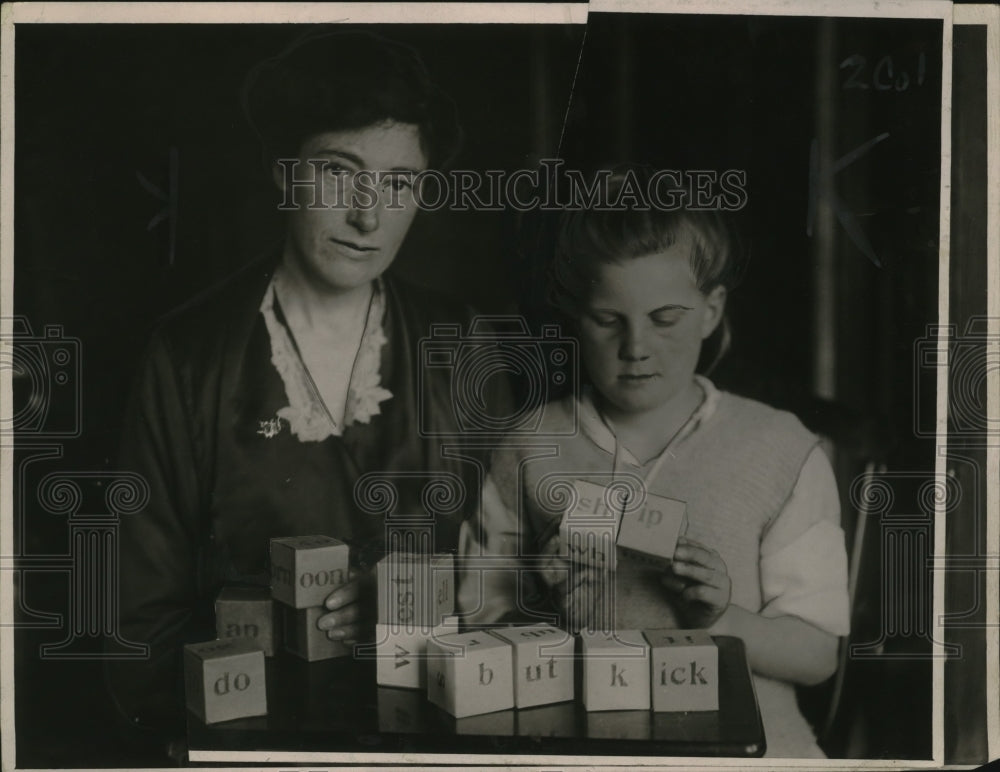 1923 Press Photo Young Girl plays with blocks - neo23726