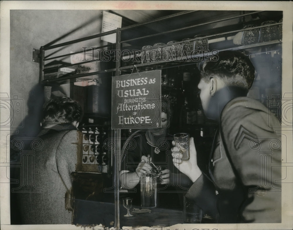 1944 Press Photo Signs To Keep Memory Green in London When Peace Bells Ring