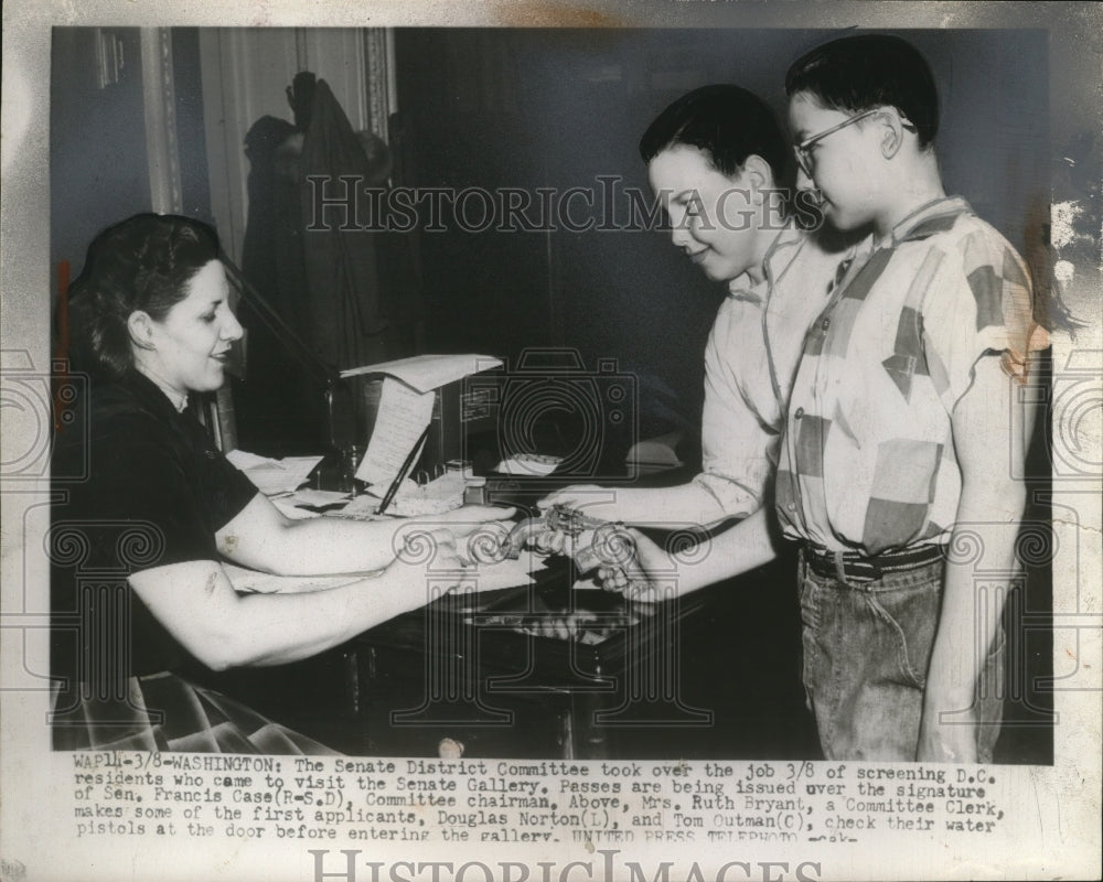 1954 Press Photo DC Senate Gallery Mrs Ruth Bryant with Doug Norton, Tom Outman