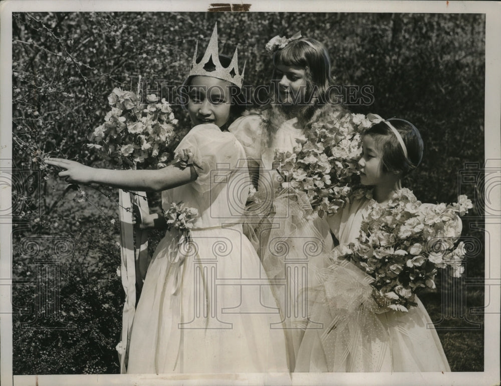 1937 Press Photo Sakiki Saito, Barbara Caldwell & Masako Saito Cherry Blossoms- Historic Images