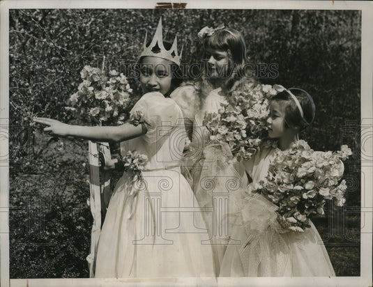 1937 Press Photo Sakiki Saito, Barbara Caldwell & Masako Saito Cherry Blossoms- Historic Images