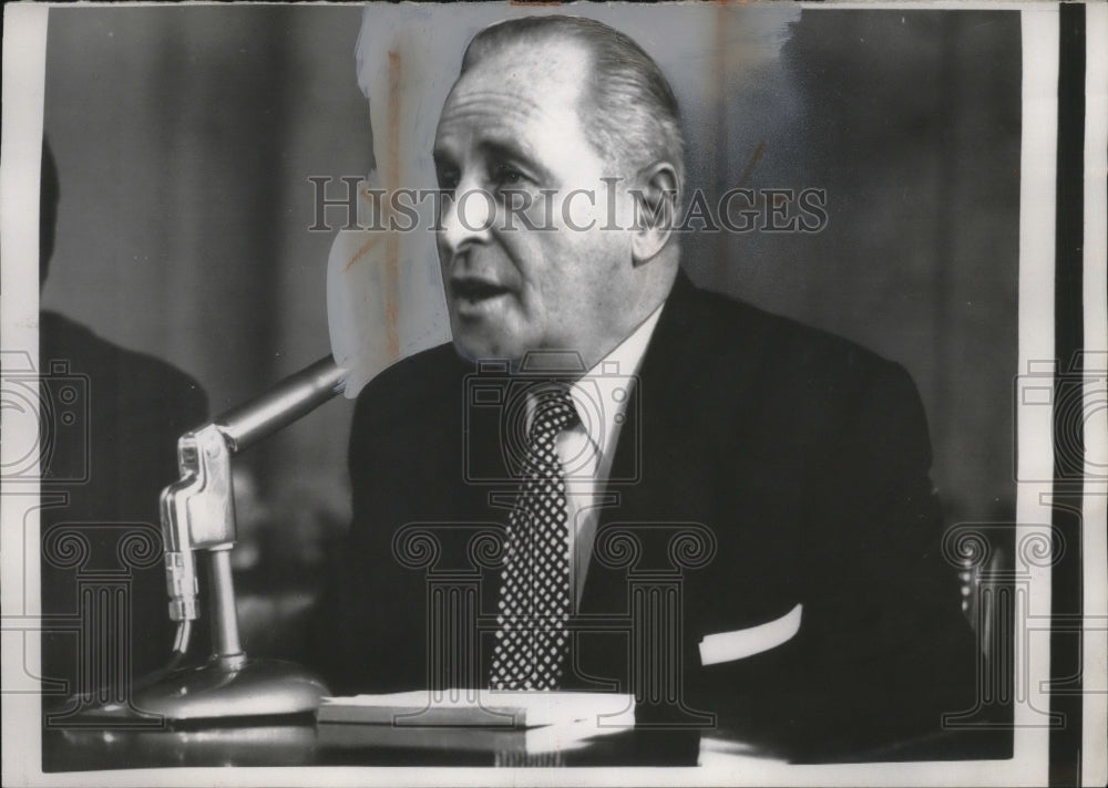 1957 Press Photo Frank W Breevatree at a press conference - neo23864