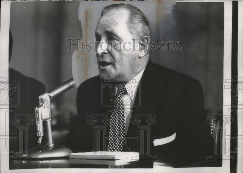 Load image into Gallery viewer, 1957 Press Photo Frank W Breevatree at a press conference - neo23864
